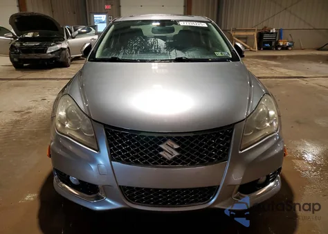 2011 Suzuki Kizashi Sport Sls z USA, uszkodzony, nr VIN JS2RF9A87B6110919